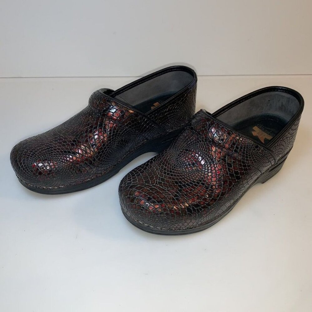 Dansko Snake/reptile embossed clogs. Sz 7.5. Shiny Burgundy & Black.